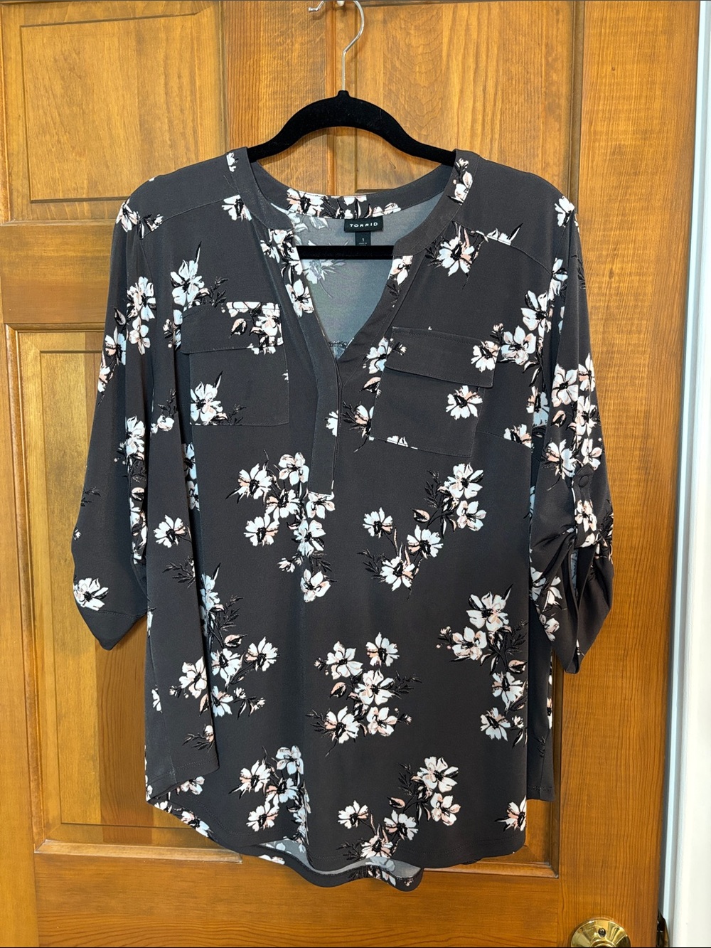 Torrid sz 1 Harper top in silky Drapey material grey w peach white black floral